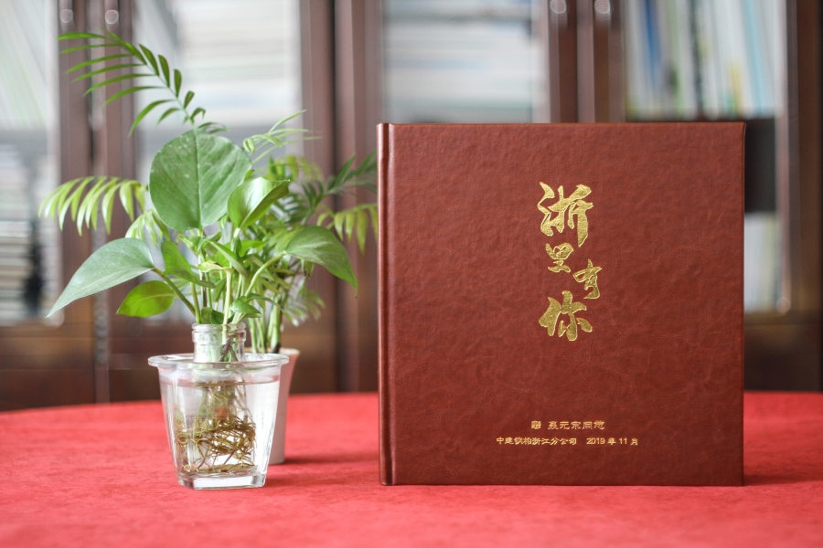 退休紀(jì)念冊封面設(shè)計(jì)注意什么,怎樣才能做好退休紀(jì)念冊的封面